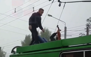 В Харькове дебошир влез на крышу троллейбуса и стал играть на скрипке: видео