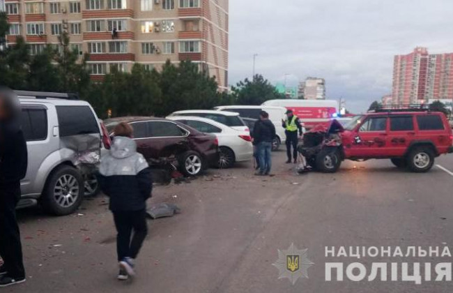 Взяв авто у мами: в Одеській області підліток протаранив 6 припаркованих автомобілів