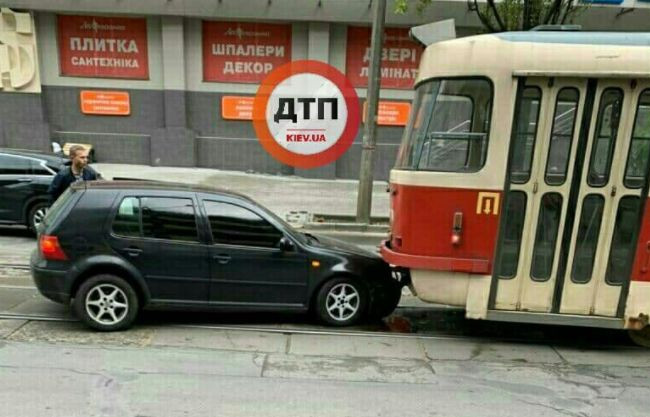 В Киеве водитель попал в курьезное ДТП и парализовал движение