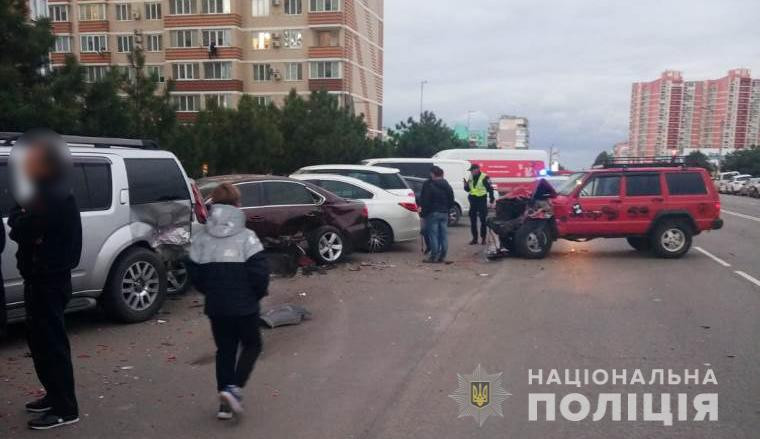 Взяв авто у мами: в Одеській області підліток протаранив 6 припаркованих автомобілів
