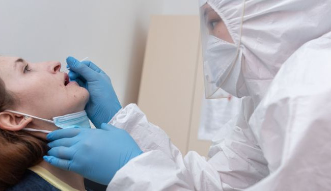 Протекает тяжелее и вызывает много бактериальных осложнений: назвали особенности штамма «Дельта»