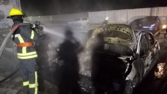 Под Киевом на парковке горели автомобили