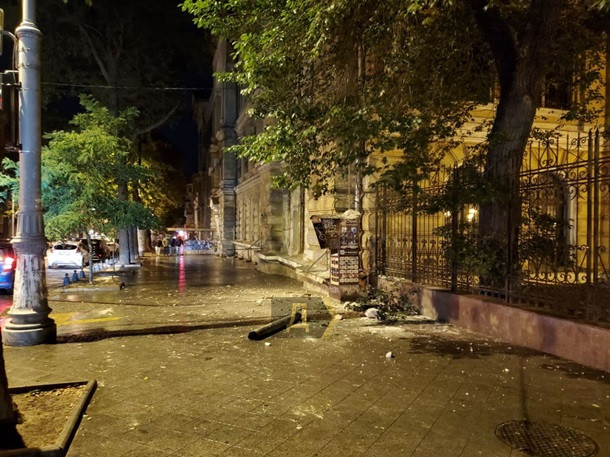В Одессе со здания библиотеки университета рухнула часть фасада