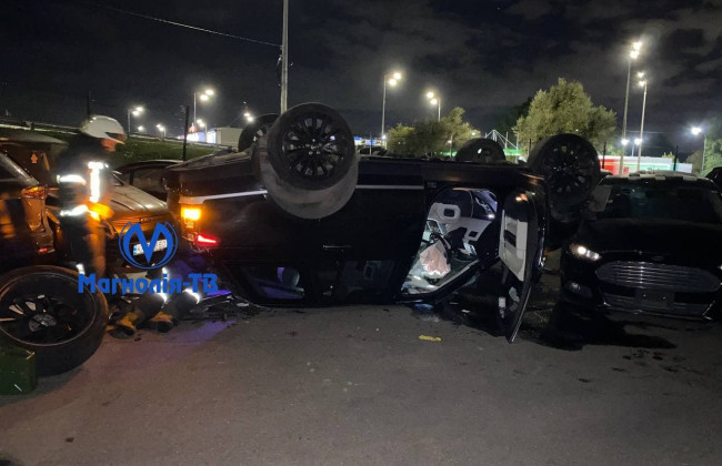 В Киеве девушка на внедорожнике протаранила несколько припаркованных авто