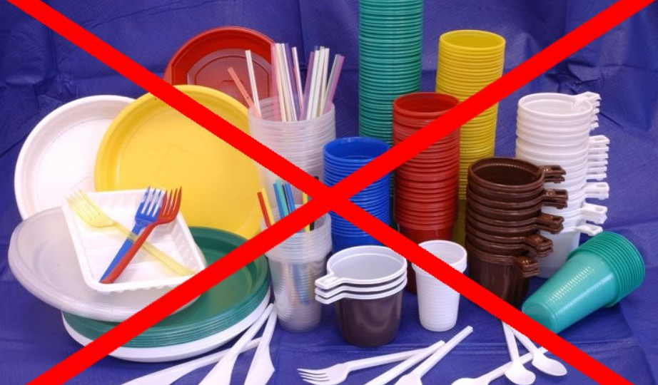 В Україні заборонять одноразовий пластиковий посуд: в парламент надійшла відповідна пропозиція