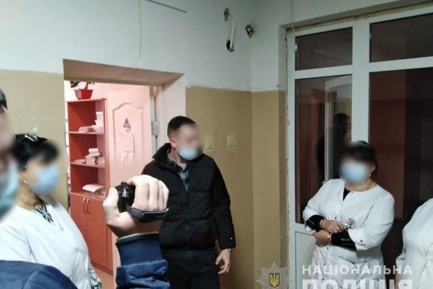 Кіберполіція викрила схему виготовлення підроблених COVID-сертифікатів без проходження вакцинації