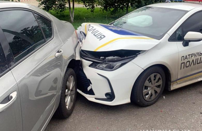 В Киеве пьяный водитель на бусе въехал в полицейских, когда те составляли протокол