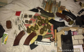 У Херсоні поліцейські вилучили у місцевого жителя арсенал боєприпасів: вистачило би на роту
