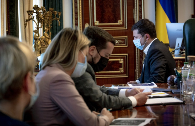 Міністерства та центральні органи влади через півмісяця мають відзвітувати про вакцинацію співробітників: нарада у Зеленського