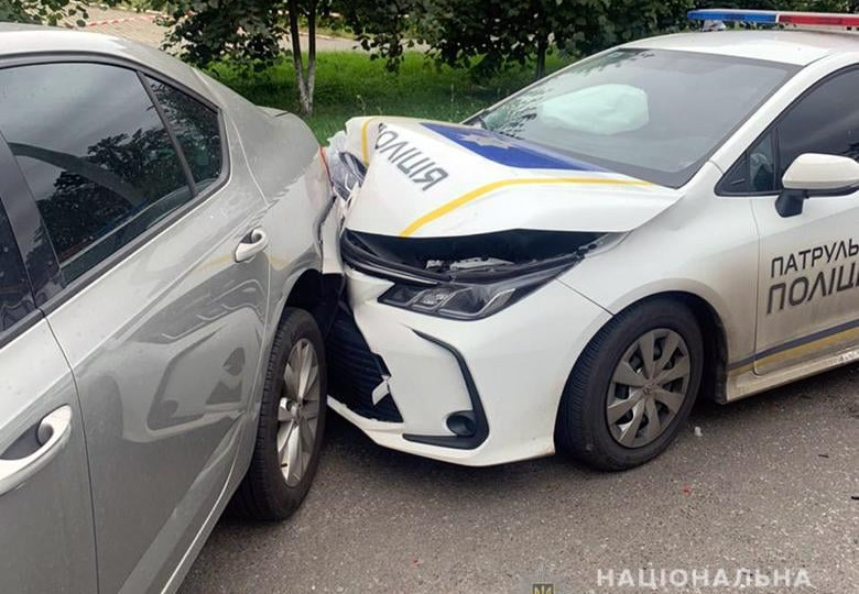 В Киеве пьяный водитель на бусе въехал в полицейских, когда те составляли протокол