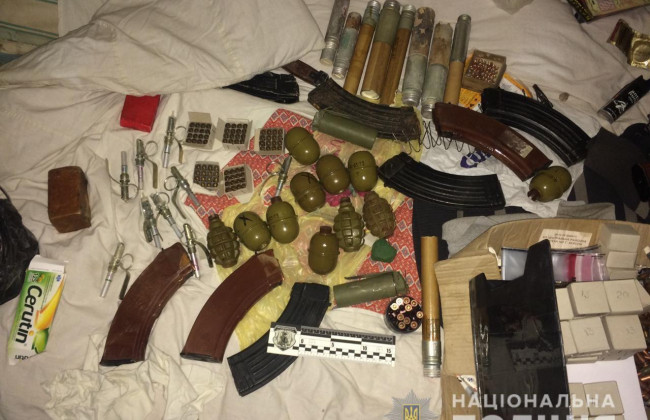 У Херсоні поліцейські вилучили у місцевого жителя арсенал боєприпасів: вистачило би на роту