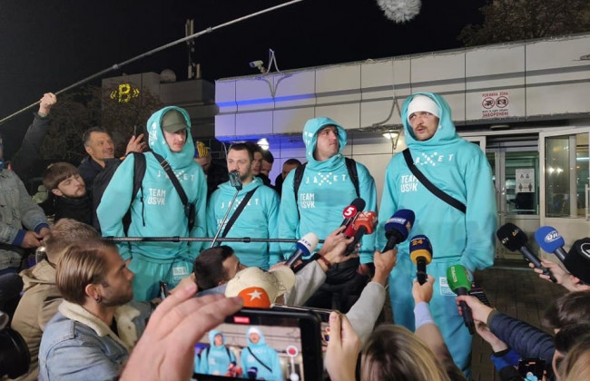 Усик вернулся в Украину после боя с Джошуа: чемпионские пояса прилетят позже