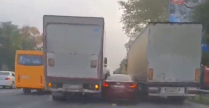 Застряла между двумя фурами: на Одесской трассе произошло курьезное ДТП, видео