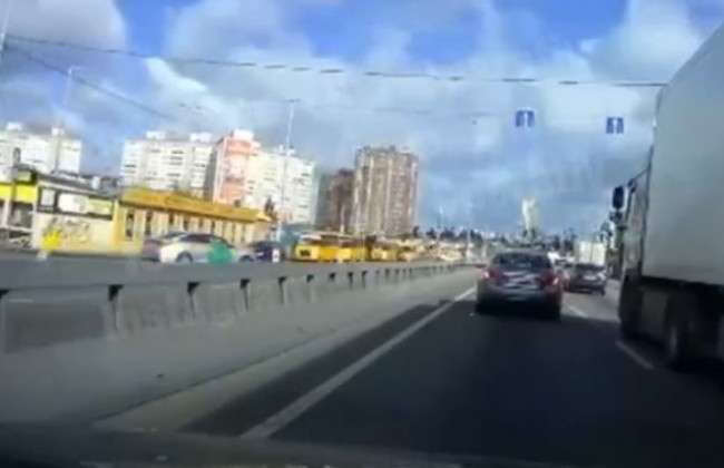 Ездит по встречной полосе: в Киеве заметили таксиста-нарушителя, видео
