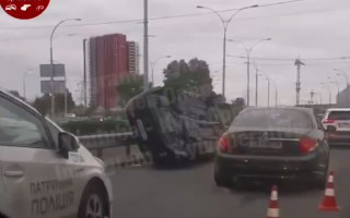 В Киеве перевернулась легковушка: видео