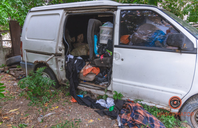 Жил в брошенном автомобиле: в Днепре загадочно умер 20-летний парень