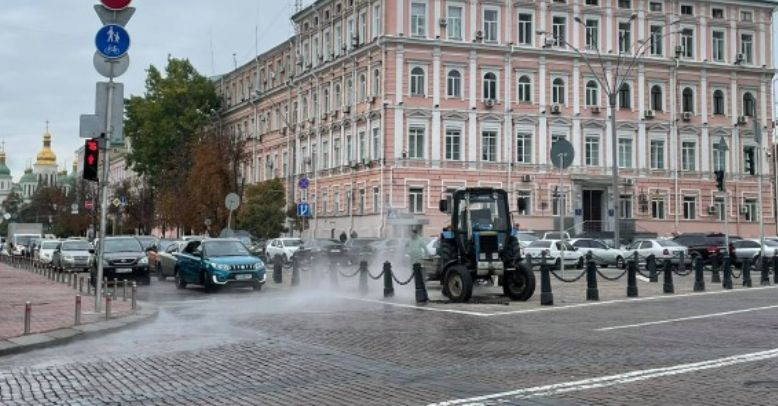 В Киеве возле здания полиции прорвало трубу