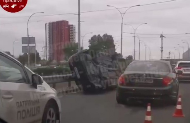 В Киеве перевернулась легковушка: видео