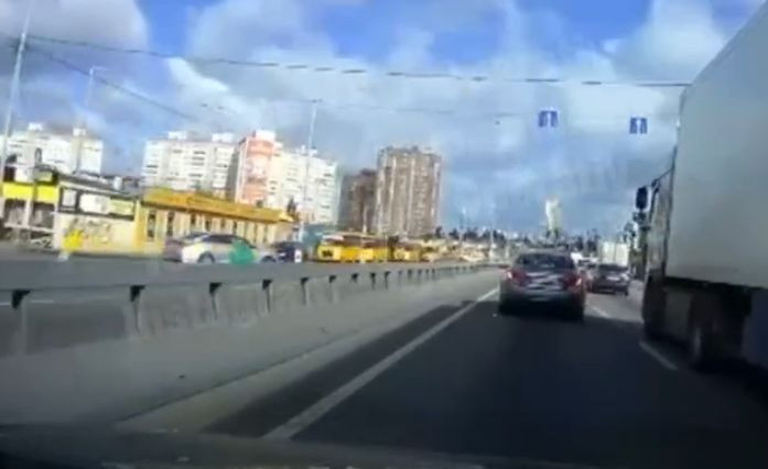 Ездит по встречной полосе: в Киеве заметили таксиста-нарушителя, видео