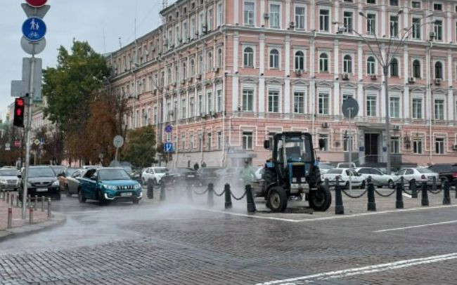 В Киеве возле здания полиции прорвало трубу