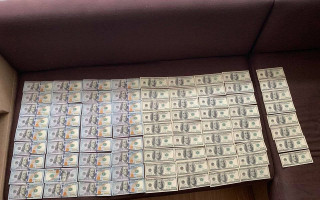 Вимагали валютні хабарі у водіїв напідпитку: двоє копів налагодили власну «схему»