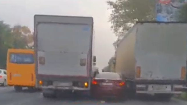 Застряла между двумя фурами: на Одесской трассе произошло курьезное ДТП, видео
