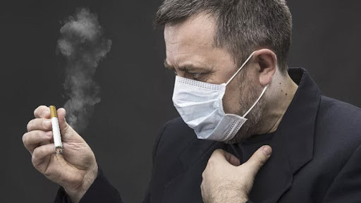 Курильщики чаще умирают от коронавируса: чем может обернуться плохая привычка