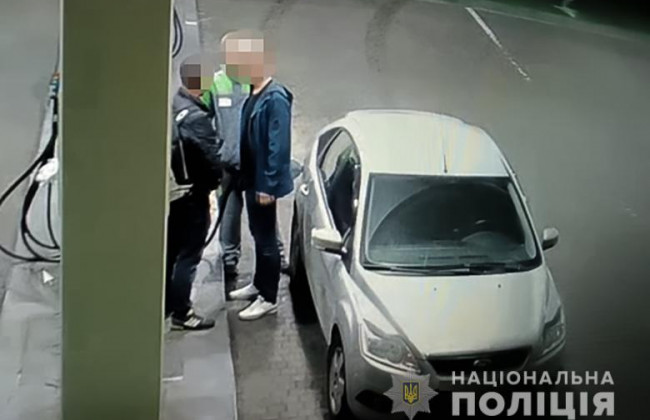 В Киеве пассажир такси убил мужчину на территории АЗС: подробности