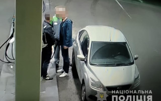 В Киеве пассажир такси убил мужчину на территории АЗС: подробности