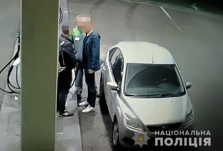 В Киеве пассажир такси убил мужчину на территории АЗС: подробности