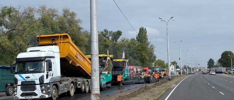 На въезде в Днепр ремонтируют трассу и путепровод: движение затруднено