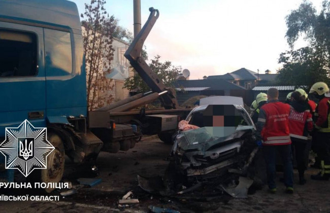 В Киевской области легковушка влетела в мусоровоз: есть жертвы