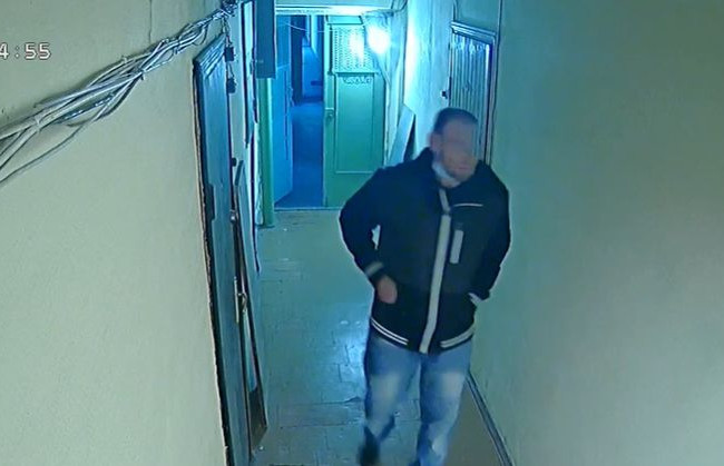 Орудует в многоэтажках: в Киеве «вор-неудачник» попал на видео