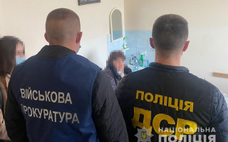 Валютний хабар за ухилення від військової служби: у Тернополі затримали лікаря