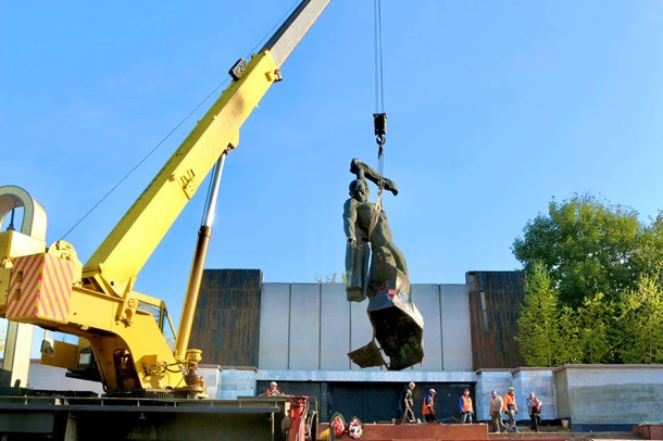 На Прикарпатье демонтировали памятник советским воинам