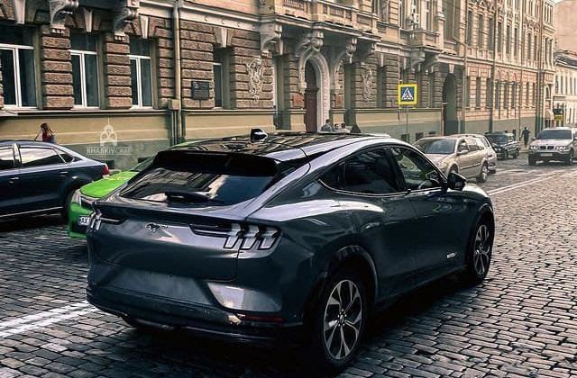 ТОП-10 самых дорогих и эксклюзивных авто на дорогах Украины за 2021 год