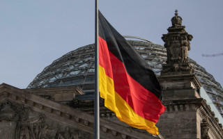 Разрешили снять маски и посещать клубы: в Германии отменили ряд ковидных ограничений