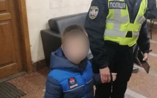 Забыла о своем ребенке: киевлянка в нетрезвом состоянии уснула на улице