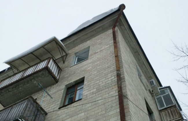 Хто відповідальний за шкоду, завдану затопленням квартир з причини неналежного стану даху будинку: позиція ВС