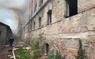 В Мукачево вспыхнул мощный пожар на территории бывшего завода: фото, видео