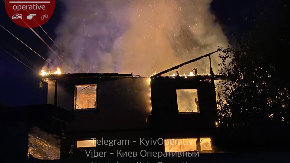 В Киеве вспыхнул мощный пожар в доме: есть погибший