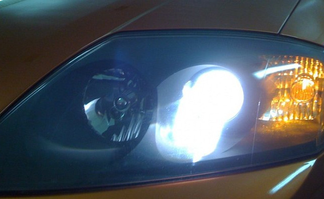 Водителей обязали включать фары за городом