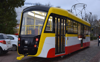 В Одессе авто полицейских заблокировало движение трамвая: пассажирам пришлось его подвинуть