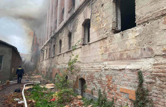 В Мукачево вспыхнул мощный пожар на территории бывшего завода: фото, видео