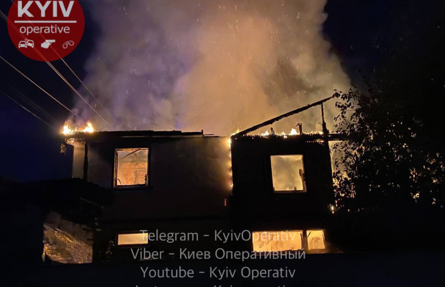 В Киеве вспыхнул мощный пожар в доме: есть погибший