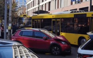 В Киеве Peugeot на большой скорости протаранил школьный автобус: есть пострадавшие