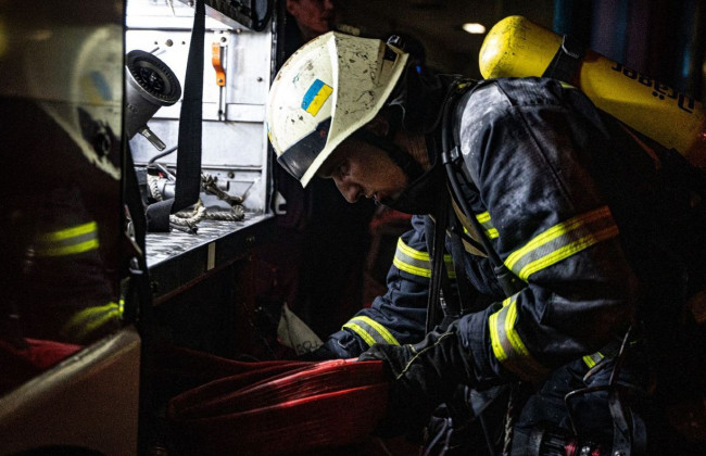 В Киеве во дворе многоэтажки подожгли несколько автомобилей
