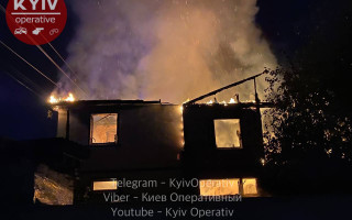 В Киеве вспыхнул мощный пожар в доме: есть погибший