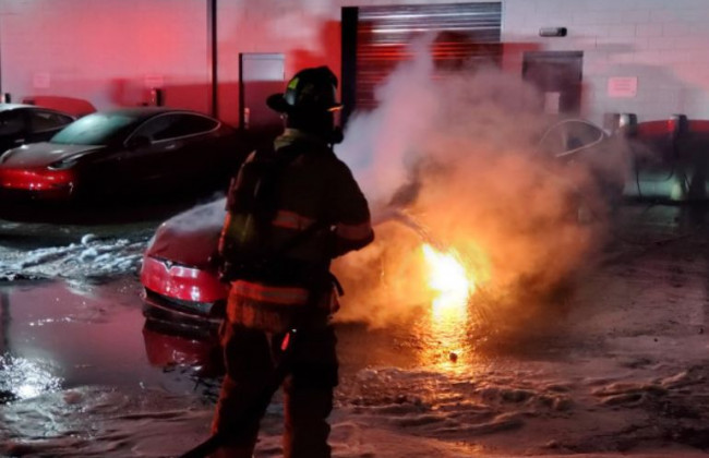 В США возле сервисного центра сгорела Tesla Model S, фото