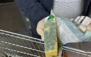 В «Новусе» на прилавках магазина украинцы заметили арбуз с плесенью и килограммы просрочки